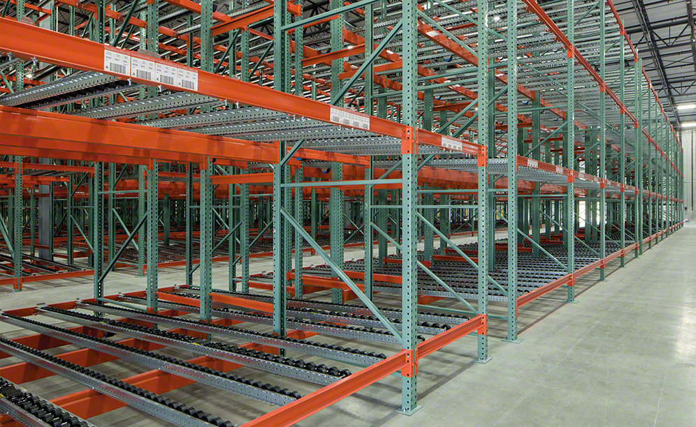 Interlake Mecalux Pallet Flow is a compact structure that stores up to four pallets deep