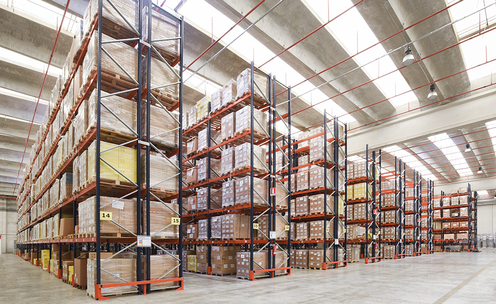 Mecalux ha suministrado un total de 32 racks selectivos dobles de 8,5 m de altura en tres áreas del centro logístico