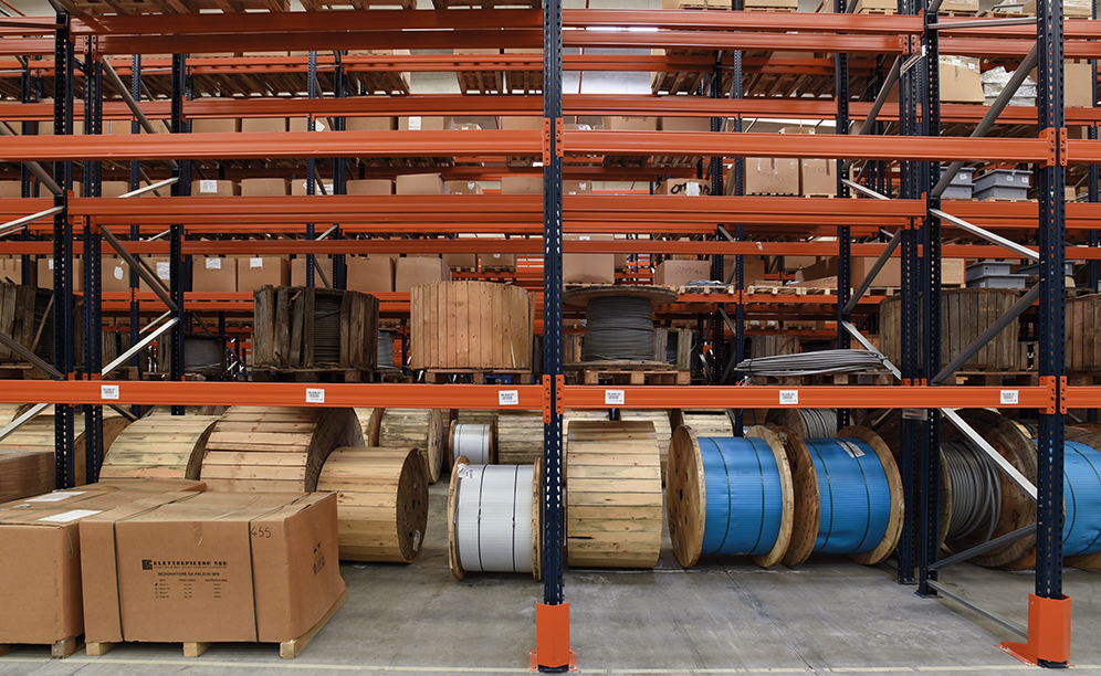 Los pallets se colocan en los niveles superiores de las estanterías, destinando los inferiores al almacenaje de productos voluminosos como bobinas de cables