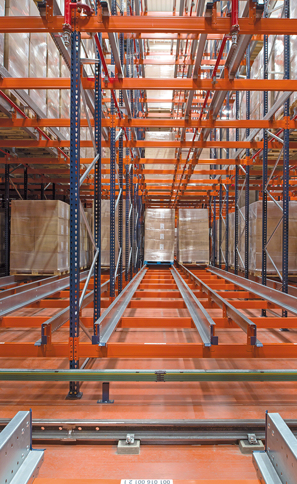 Las estanterías, con cuatro niveles de carga de 3 m de altura cada uno y una profundidad de entre 10 y 13 pallets por canal, ofrecen una capacidad total de más de 5.500 pallets