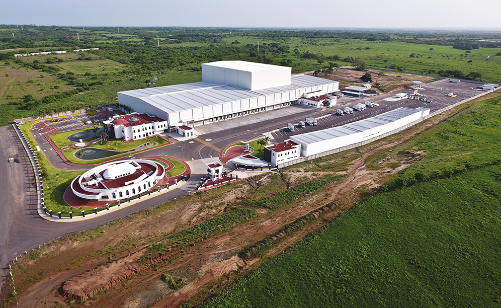Sobre una superficie de 4.610 m², Mecalux ha construido un depósito automático autoportante de aproximadamente 30 m de altura y una capacidad para más de 28.000 pallets