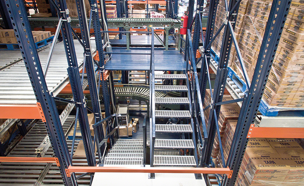 Los operarios acceden a las distintas plantas mediante escaleras colocadas en ambos extremos de cada torre de picking