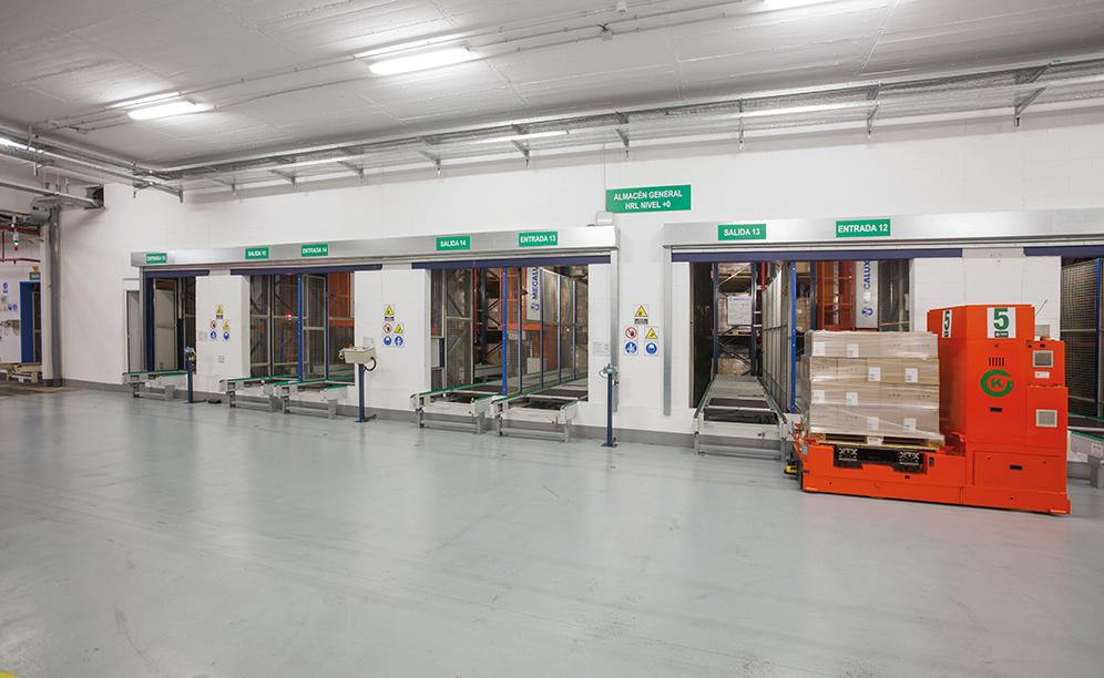 Las carretillas elevadoras de guiado automático (AGV) recogen los pallets y los depositan en los transportadores de entrada al depósito