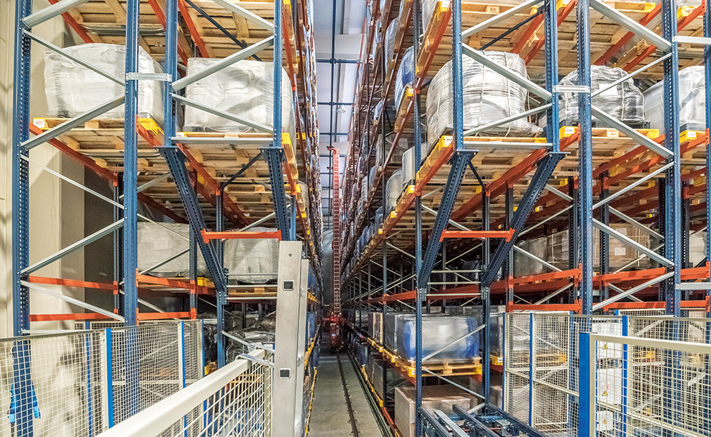 Mecalux ha construido un depósito automático para la empresa química Trumpler, compuesto por dos pasillos con estanterías de doble profundidad a ambos lados