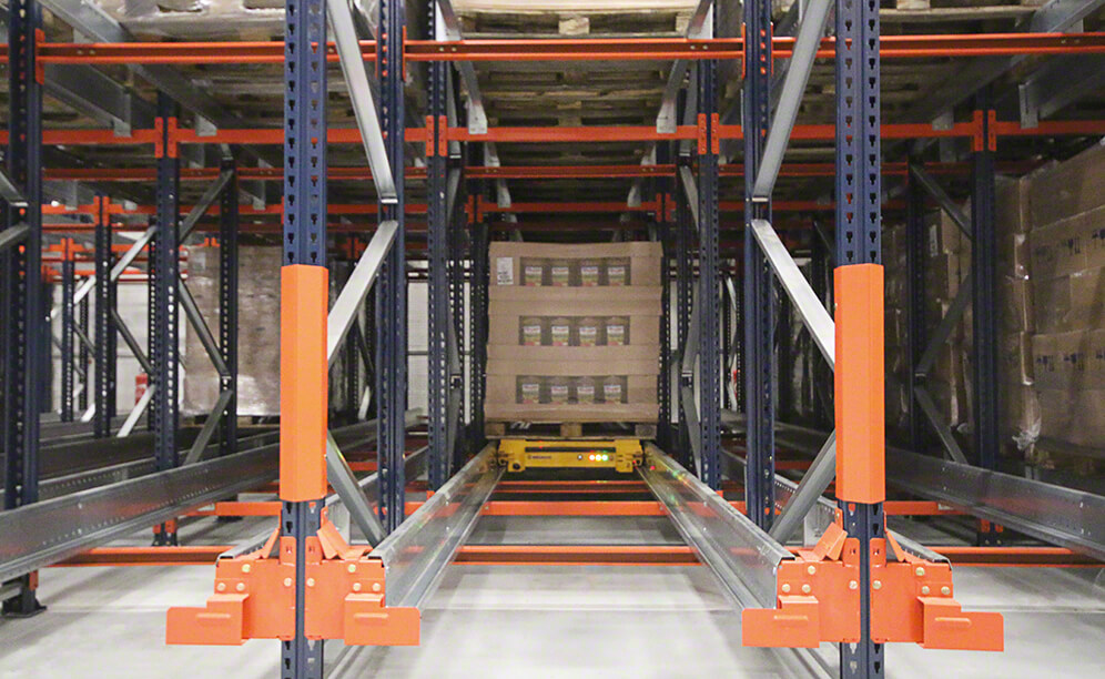 El sistema compacto Pallet Shuttle de Firat Food ofrece una capacidad de almacenaje superior a 1.500 pallets, repartidos en 128 canales de 10 m de profundidad
