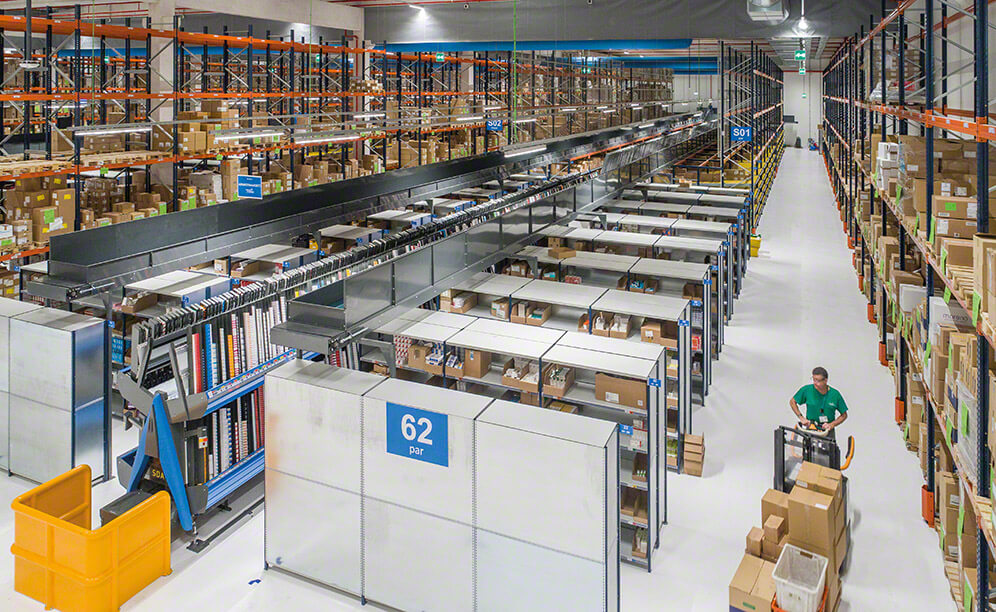 Mecalux ha suministrado todos los equipos de almacenaje que componen la instalación: racks para cargas ligeras con estantes, picking dinámico y racks selectivos