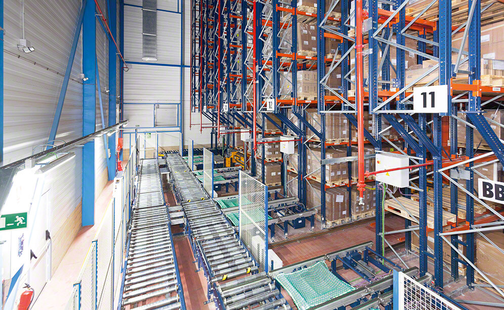 El depósito, totalmente automático en la actualidad y con una capacidad de almacenamiento de más de 19.000 pallets, ha mejorado notablemente la productividad de la compañía