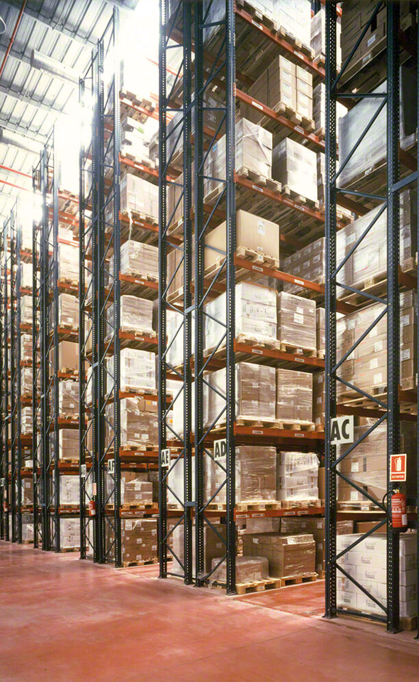Fases 1 y 2: depósito con capacidad para 12.900 pallets de 800 x 1.200 mm formado por diez pasillos con racks de 15 m de altura