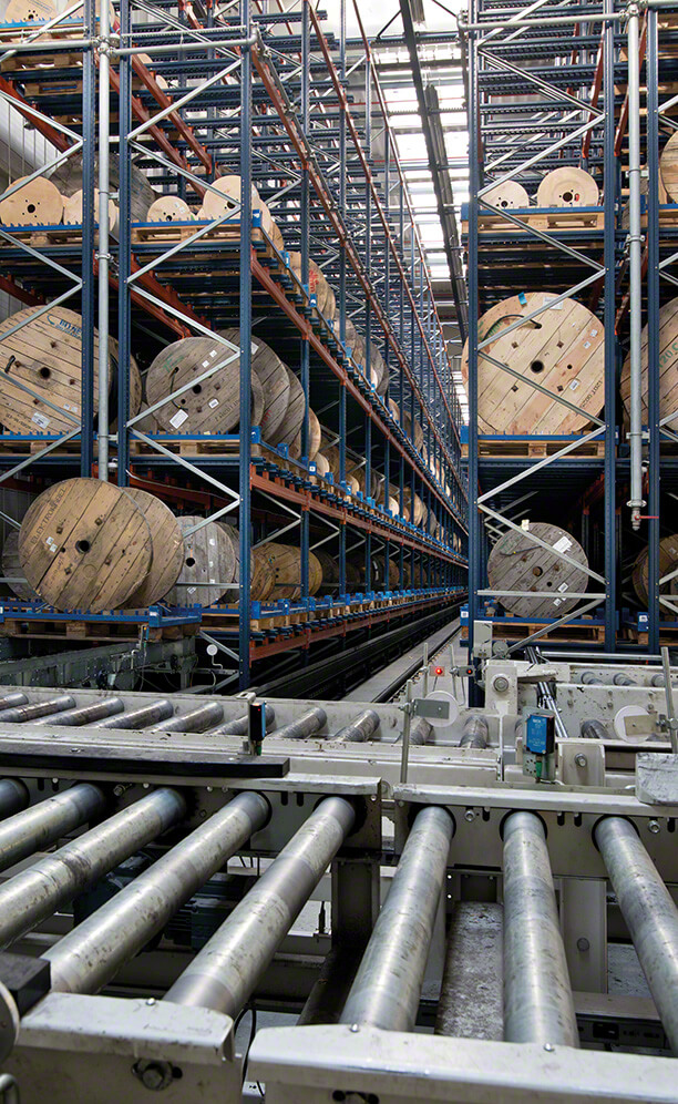 Las estanterías para bobinas son capaces de almacenar hasta 1.200 pallets de un peso unitario máximo de 1.200 kg