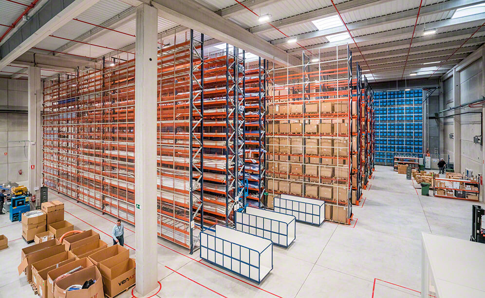 El depósito de Venair está equipado con tres sistemas de almacenaje de Mecalux: racks selectivos, racks con pasillos estrechos y un depósito automático miniload