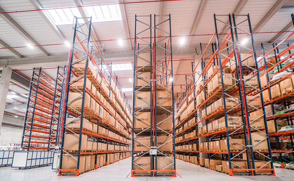 Los racks selectivos miden 8,5 m de altura y ofrecen una capacidad de almacenaje para 2.072 pallets