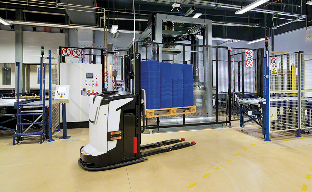 El depósito y el centro de producción están comunicados mediante AGV