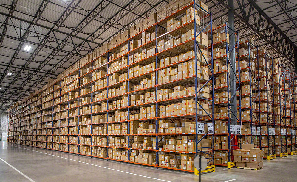 Adidas almacena 16 millones de cajas en las estanterías para pallets
