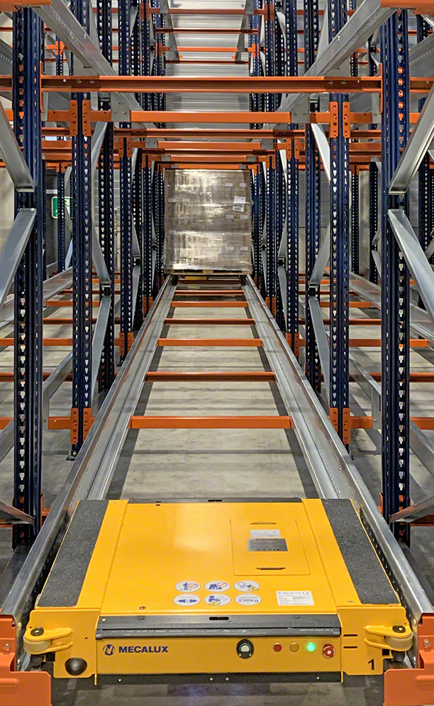 El bloque de racks ocupa 350 m² y puede almacenar hasta 1.120 pallets