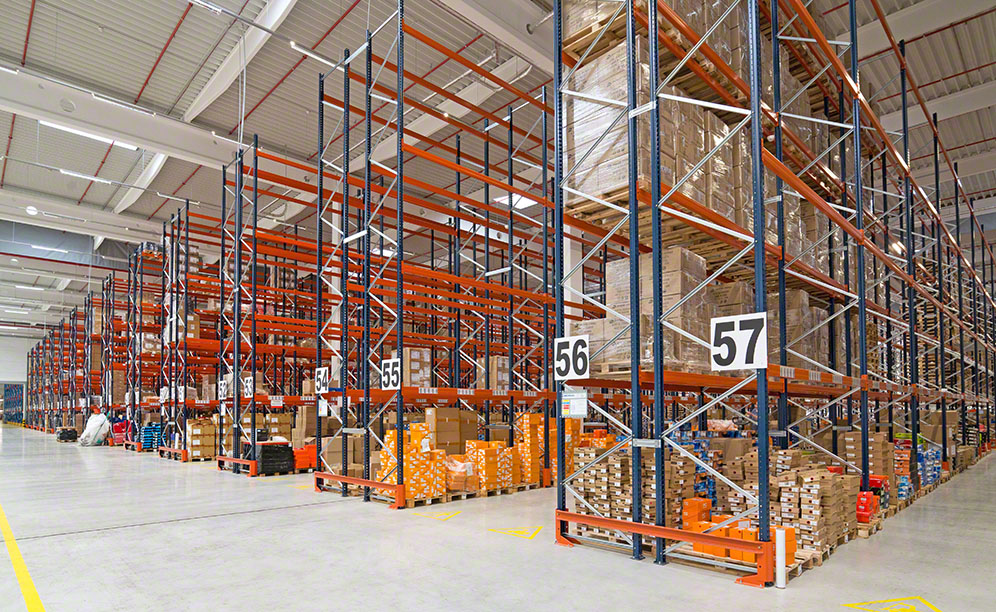 Las estanterías instaladas permiten a Sportisimo almacenar 35.879 palets