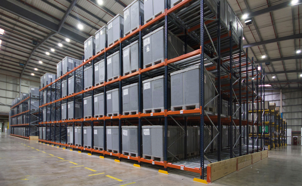 Mecalux suministró dos bloques de racks selectivos donde se depositan los contenedores de plástico con la mercadería