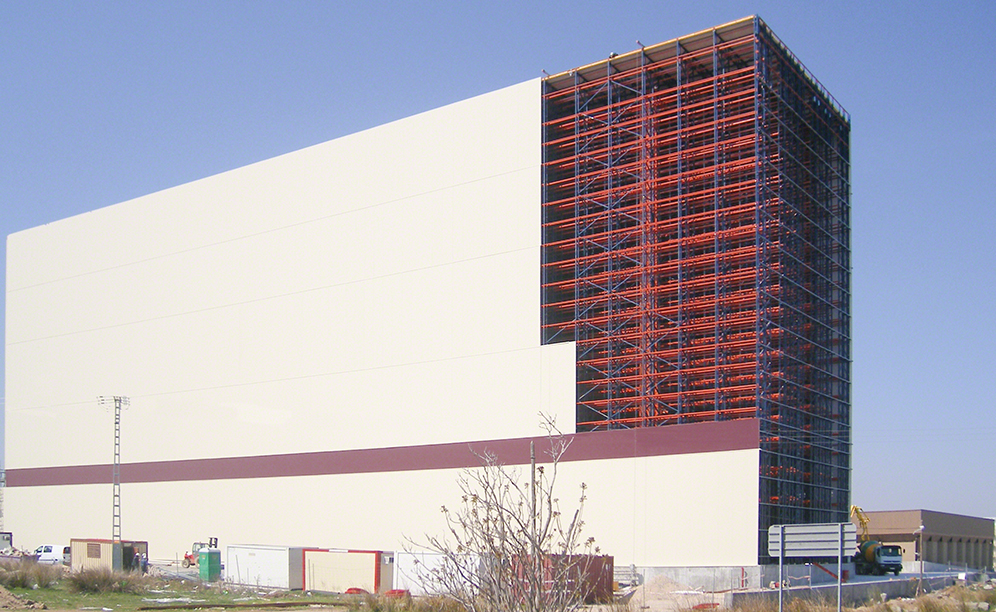 El depósito de Delaviuda, con 101 m de longitud y 42 m de alto, tiene una capacidad de almacenaje de más de 22.100 pallets
