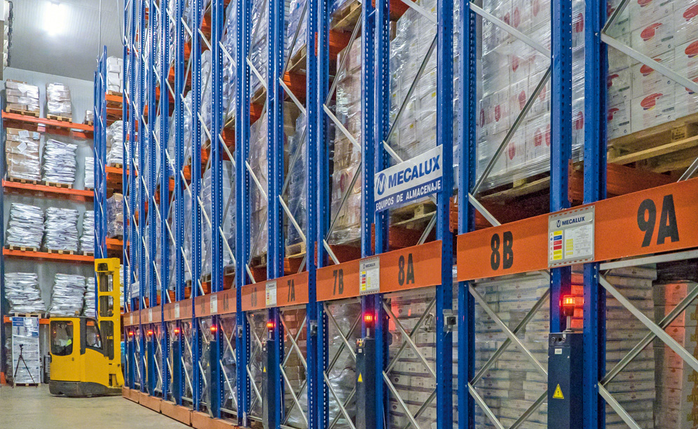 El centro logístico de Bajofrío, capaz de almacenar 6.000 pallets, se ha dividido en dos cámaras frigoríficas iguales de 1.000 m², que se mantienen a una temperatura de -25 ºC