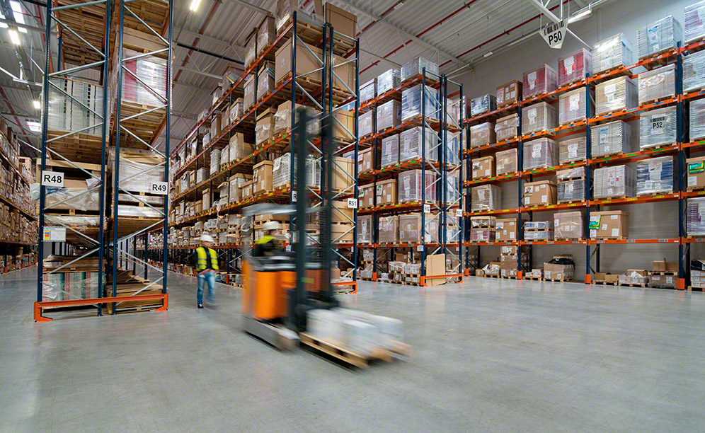 KMC-Services ha equipado dos depósitos de su centro logístico en Polonia con racks selectivos de Mecalux