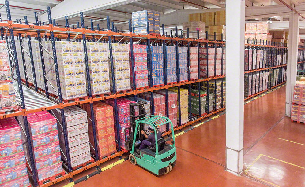 Mecalux ha equipado el centro de distribución de Tosfrit con racks dinámicos por gravedad que ofrecen una capacidad de almacenaje para 1.350 pallets