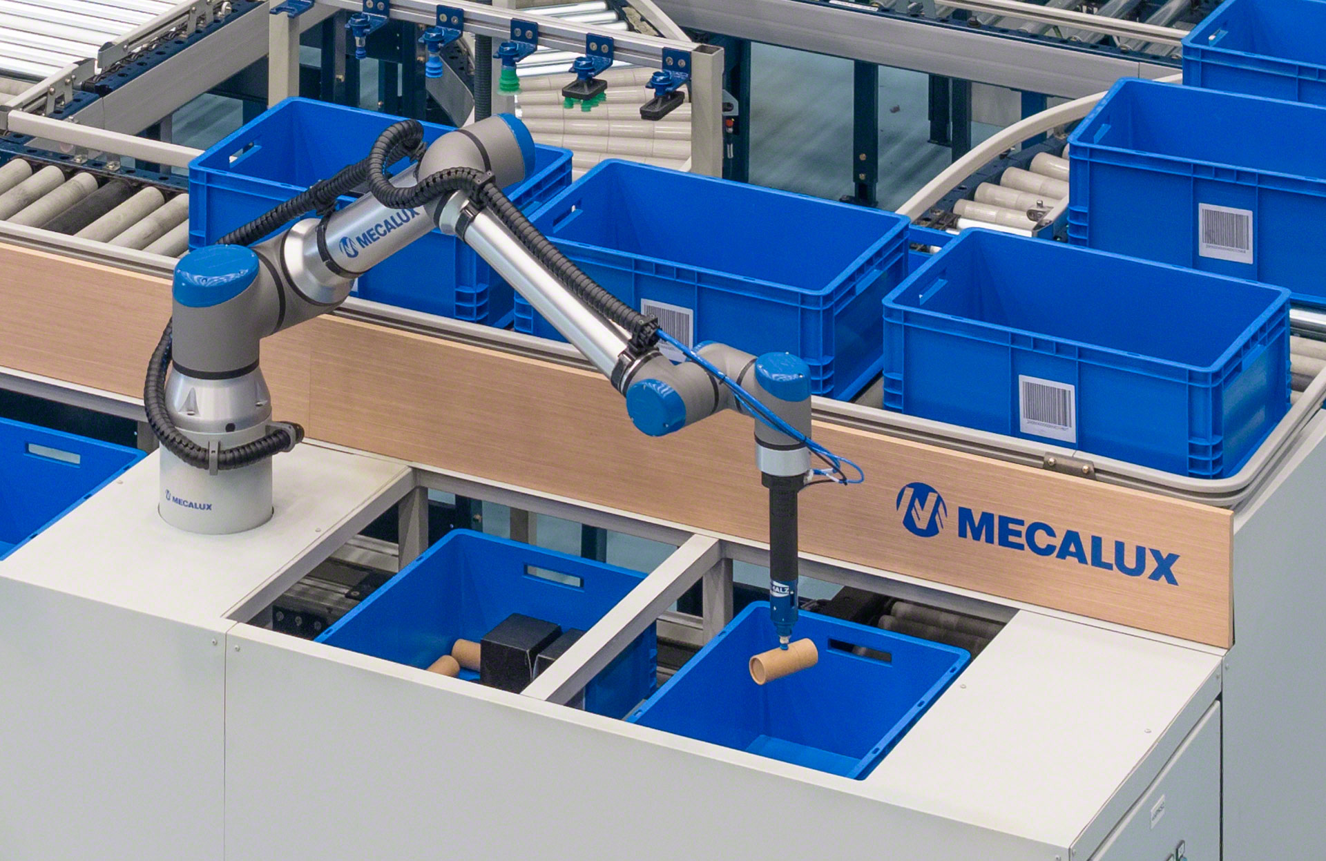 El robot de picking de Mecalux automatiza por completo la preparación de pedidos